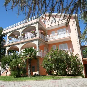 Apartman And, Njivice